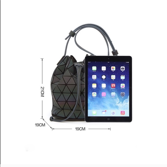 HOLOGRAPHIC BAG bucket LUMINIOUS
NEW latest trend - Picture 4 of 7